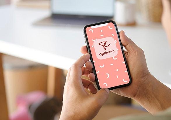 Une personne utilise son appareil mobile pour consulter son application PC Optimum.