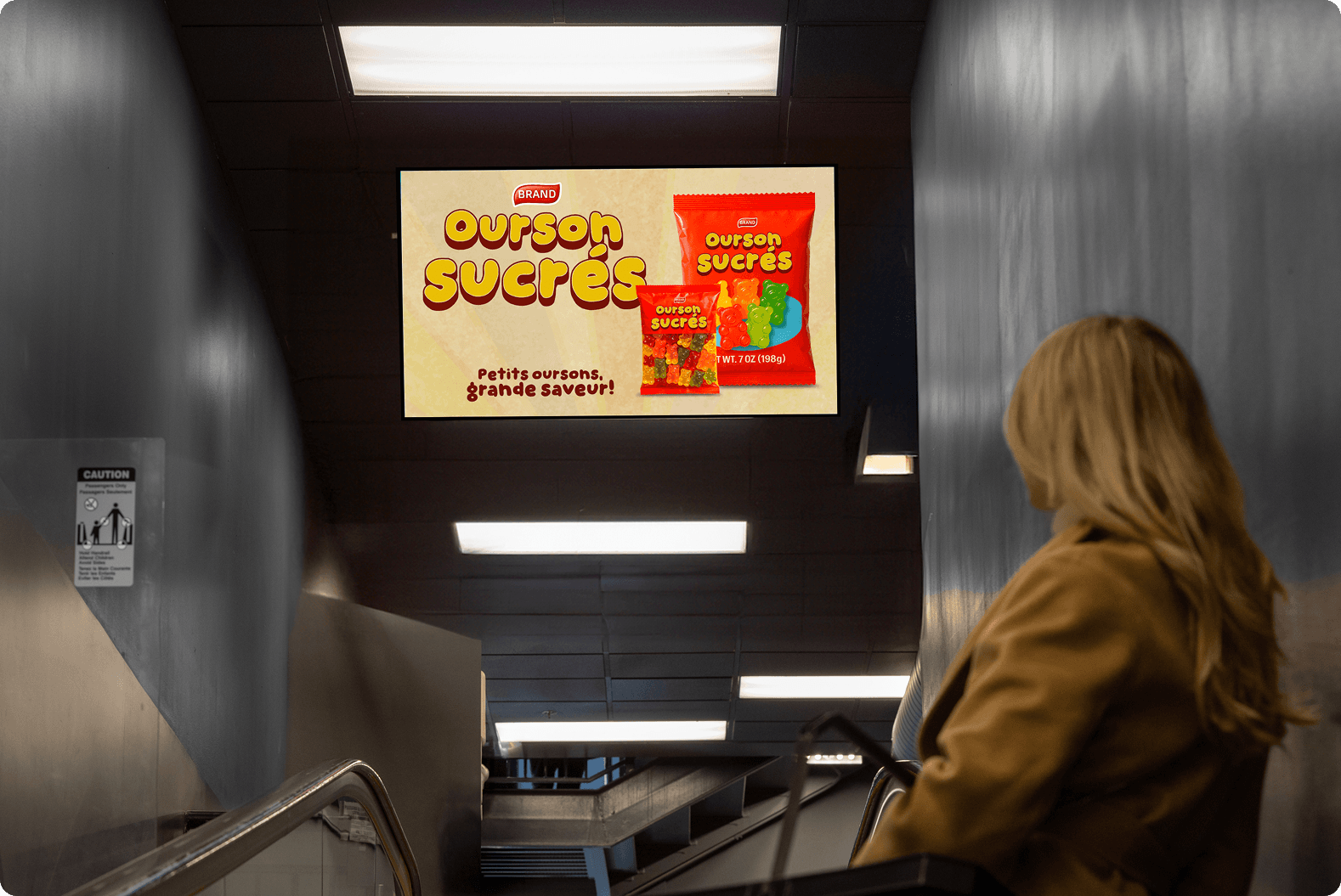 Une femme dans une épicerie regarde une publicité dans un média de vente au détail